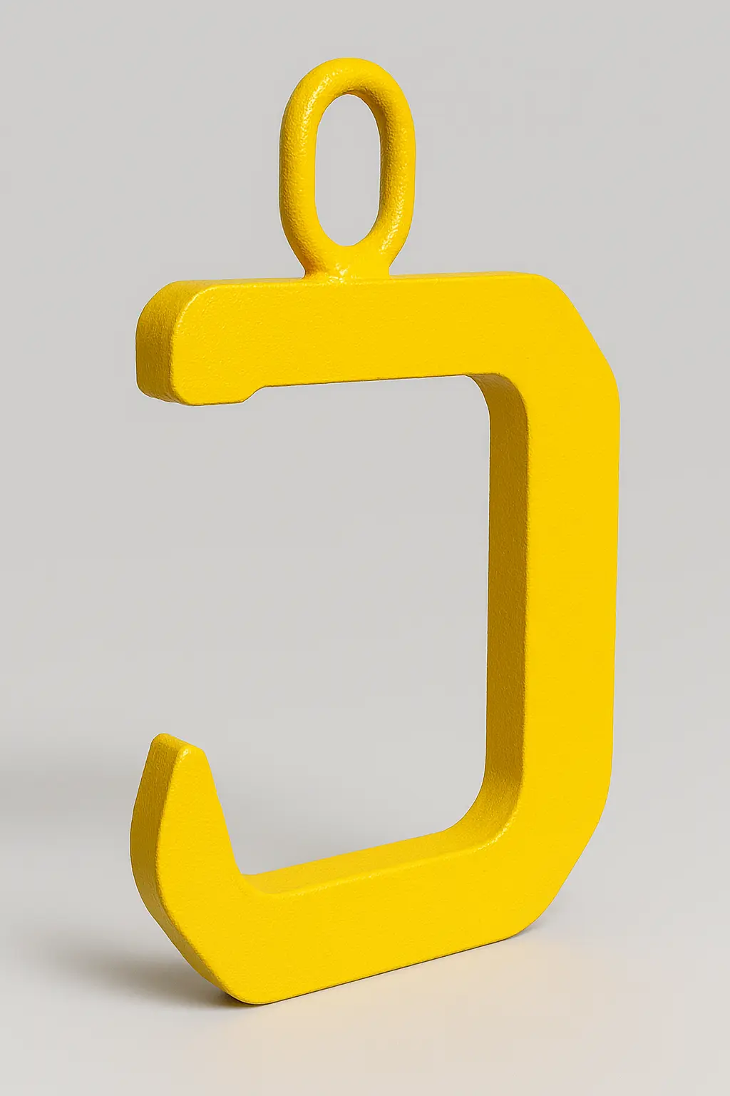 Gelber C-Haken aus Metall mit einer stabilen Struktur und einem Aufhängeelement.